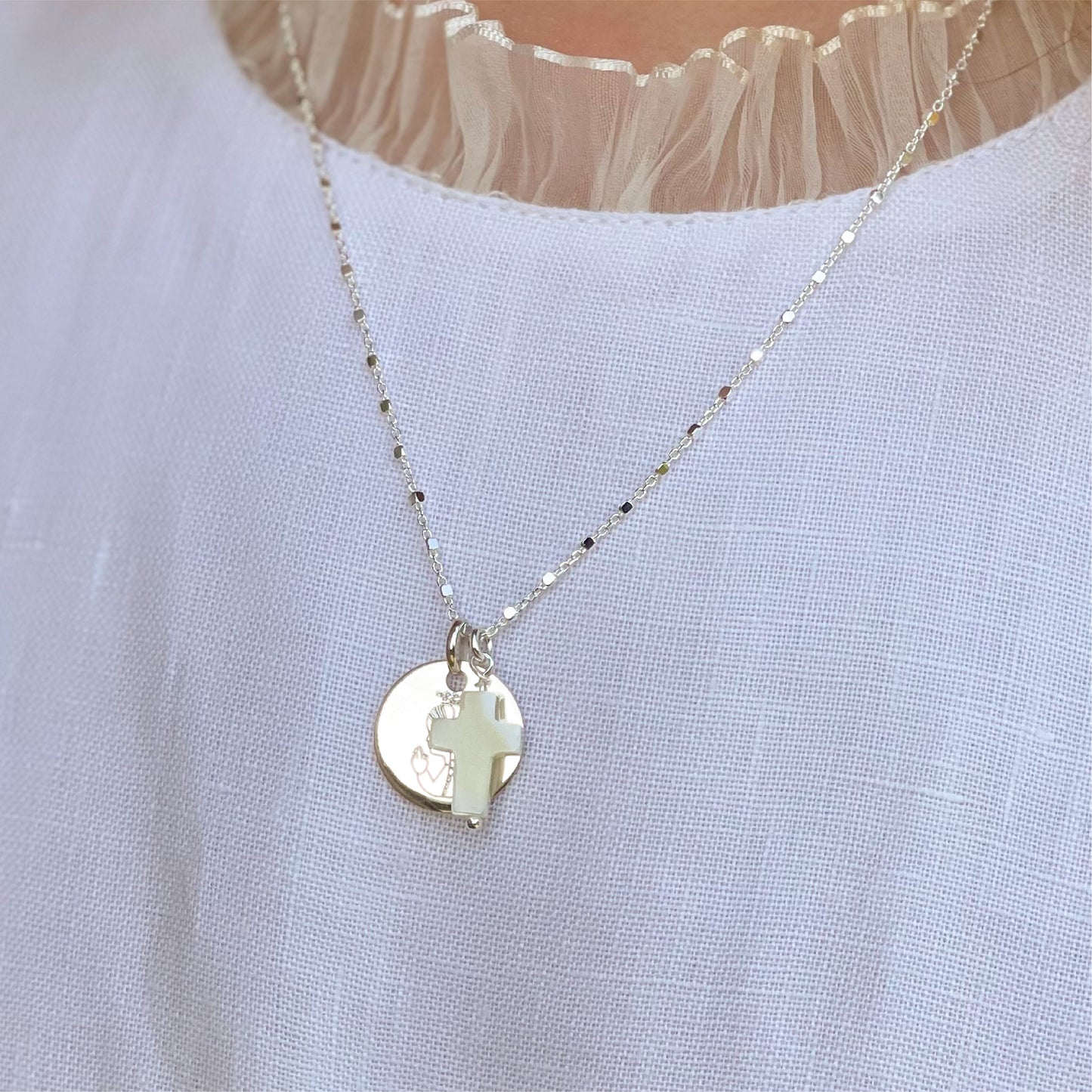 Collar Personalizado de Plata con Cadena de Cubitos, Medalla Virgen Niña y Cruz de Nácar