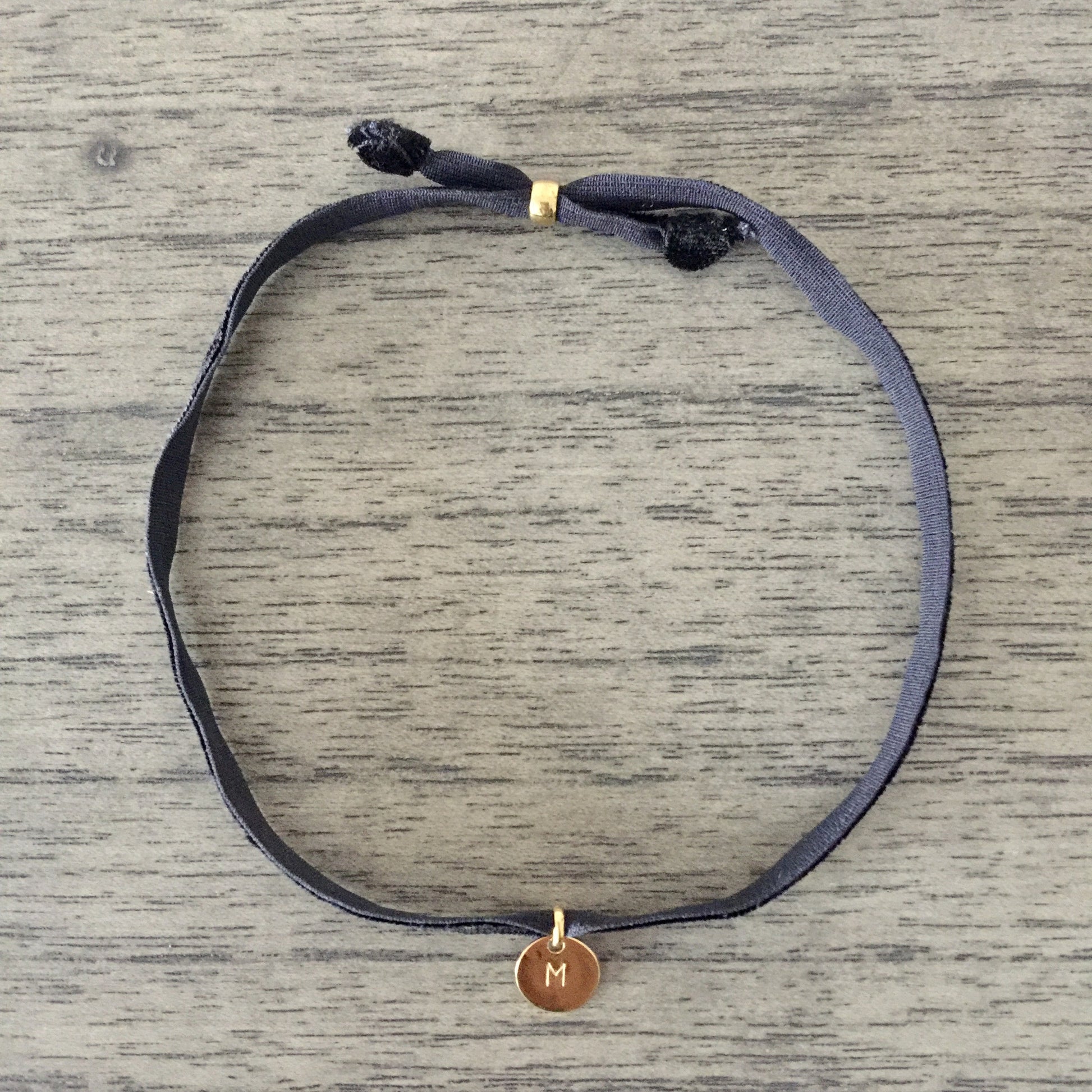 Chocker Personalizado con Inicial en Medalla de Plata con Baño de Oro_2