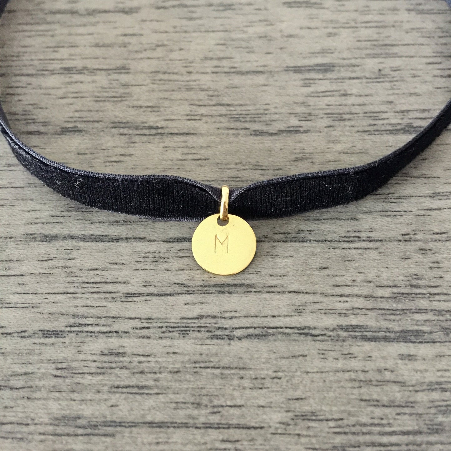 Chocker Personalizado con Inicial en Medalla de Plata con Baño de Oro