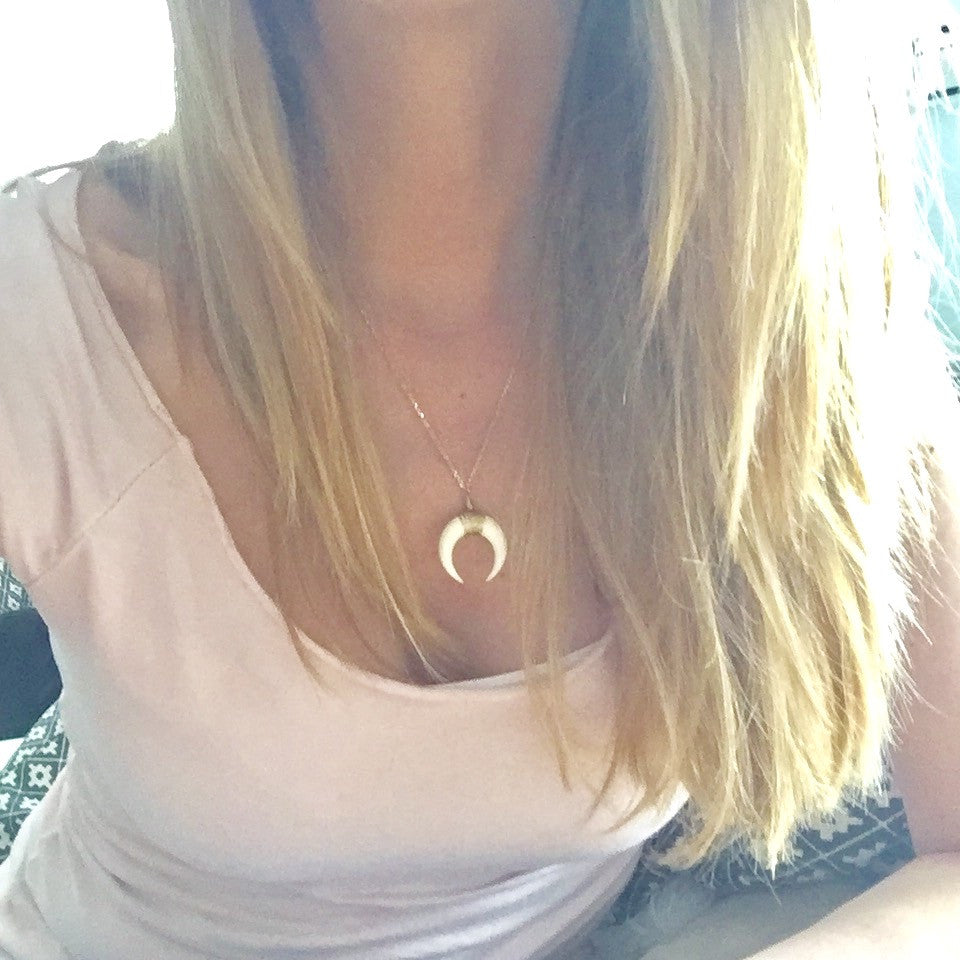 Collar cuerno de hueso y plata con baño de oro engarzado a mano con forma de luna invertida_modelo