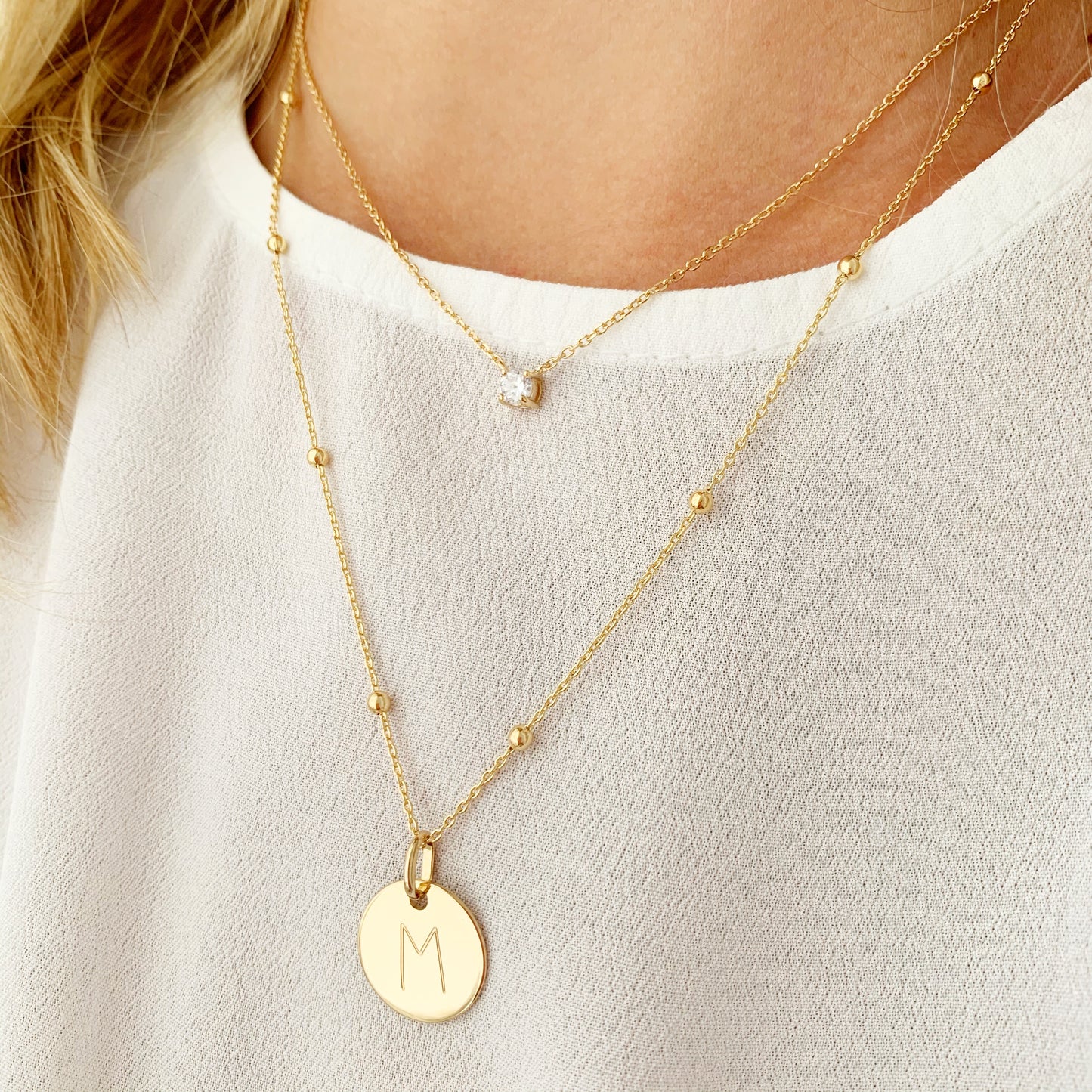 Collar Personalizado con Medalla Mediana con Baño de Oro Grabada Y Cadena de Bolitas