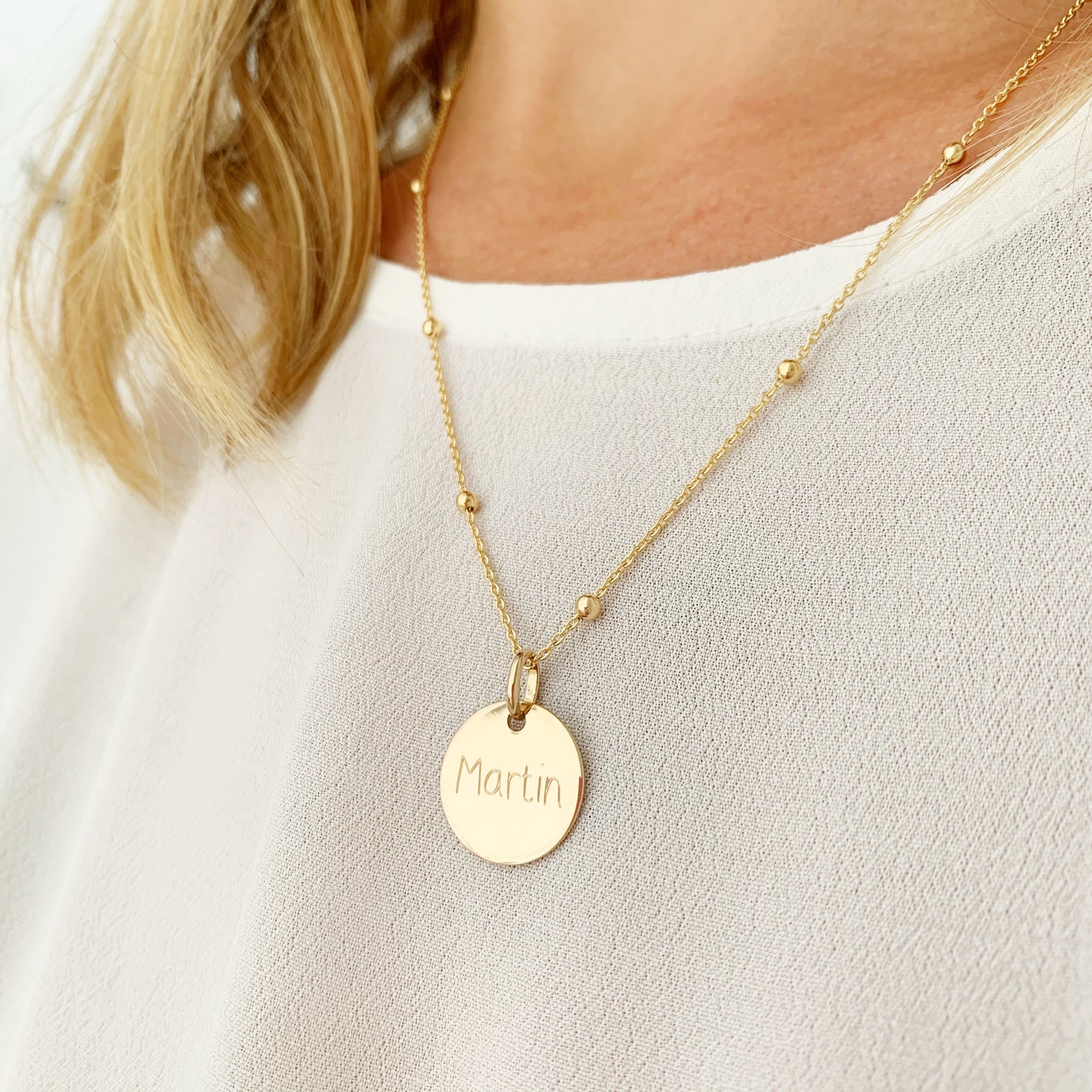 Collar Personalizado con Medalla Mediana con Baño de Oro Grabada Y Cadena de Bolitas