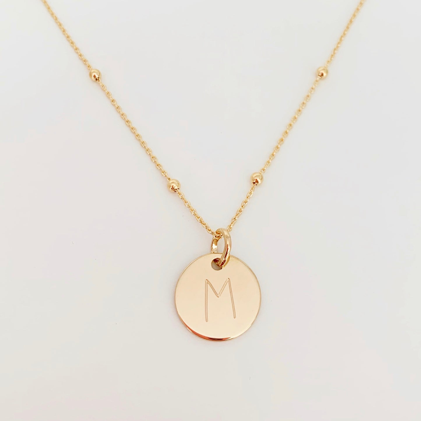Collar Personalizado con Medalla Mediana con Baño de Oro Grabada Y Cadena de Bolitas