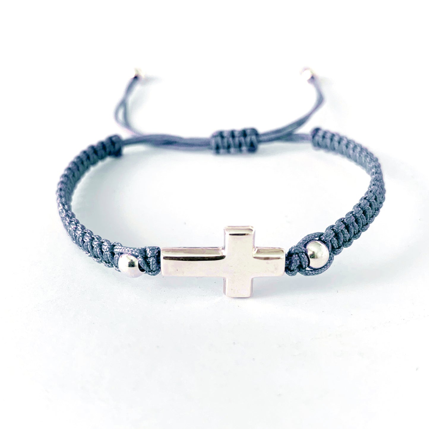 Pulsera Cruz Gruesa de Plata y Macramé para Niña
