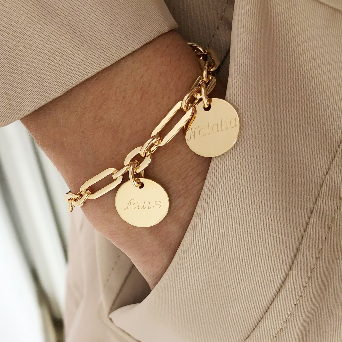 Pulsera Personalizada con Cadena Alternada con Baño de oro y dos medallas
