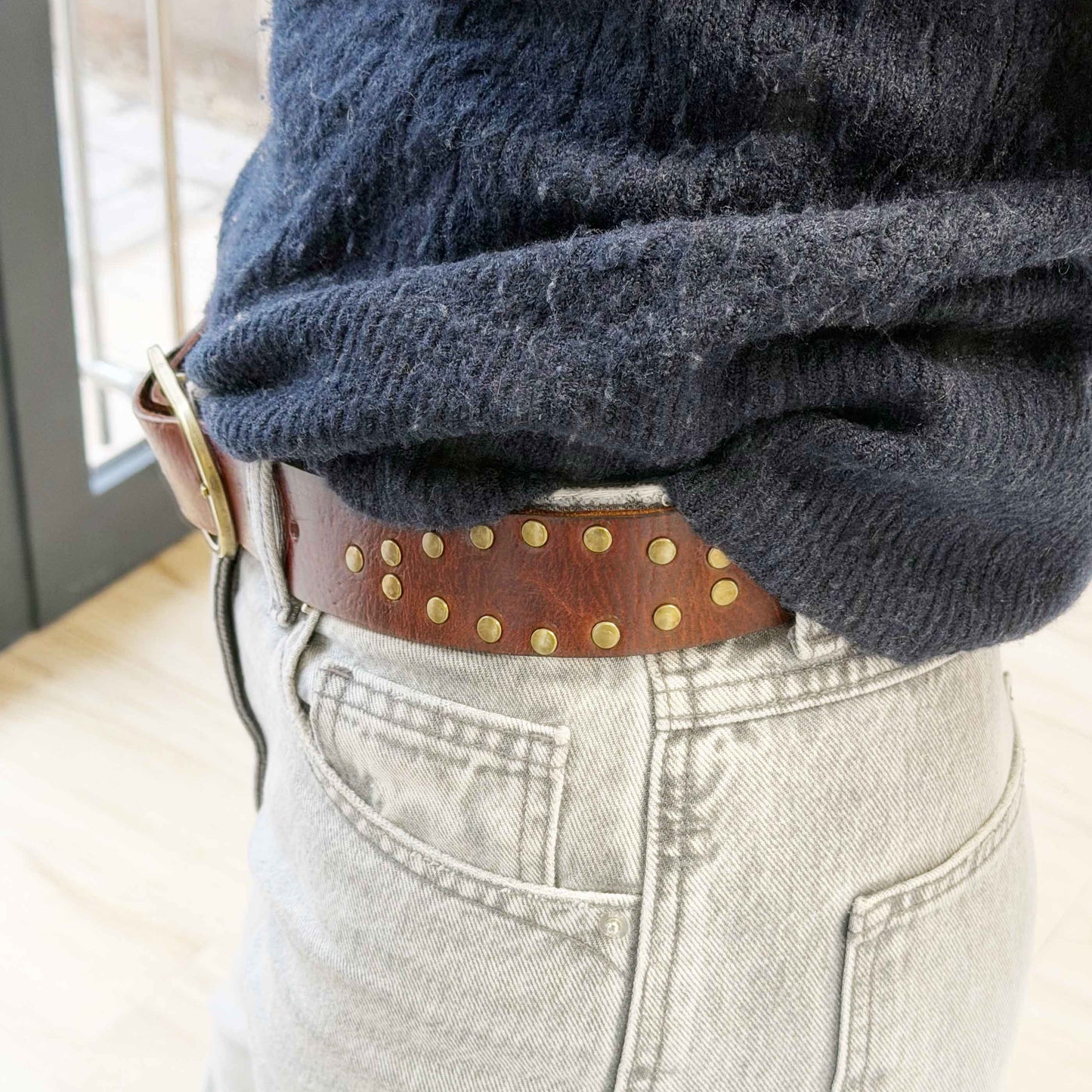 Cinturón de Cuero Marrón con Tachas y Hebilla Dodada