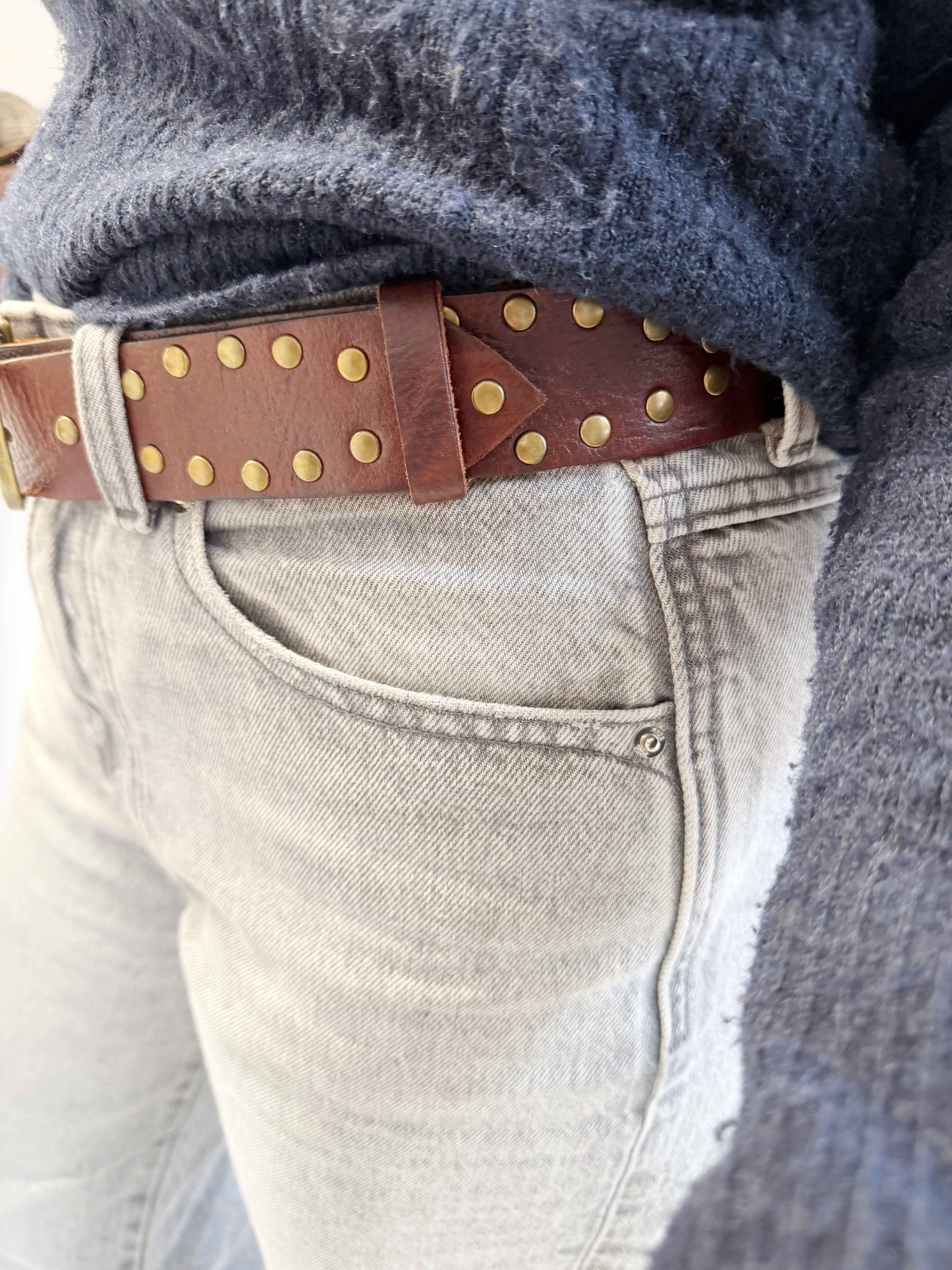 Cinturón de Cuero Marrón con Tachas y Hebilla Dodada