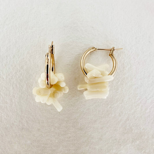 Pendientes Arito con Baño de Oro y Coral Blanco