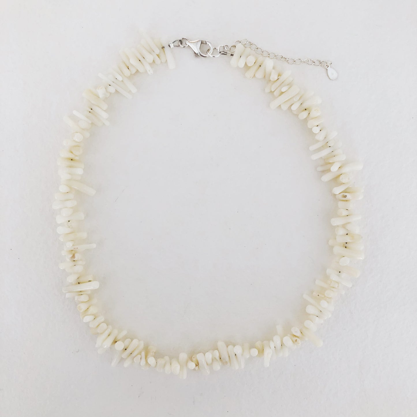 Collar Coral Blanco con Acabados en Plata
