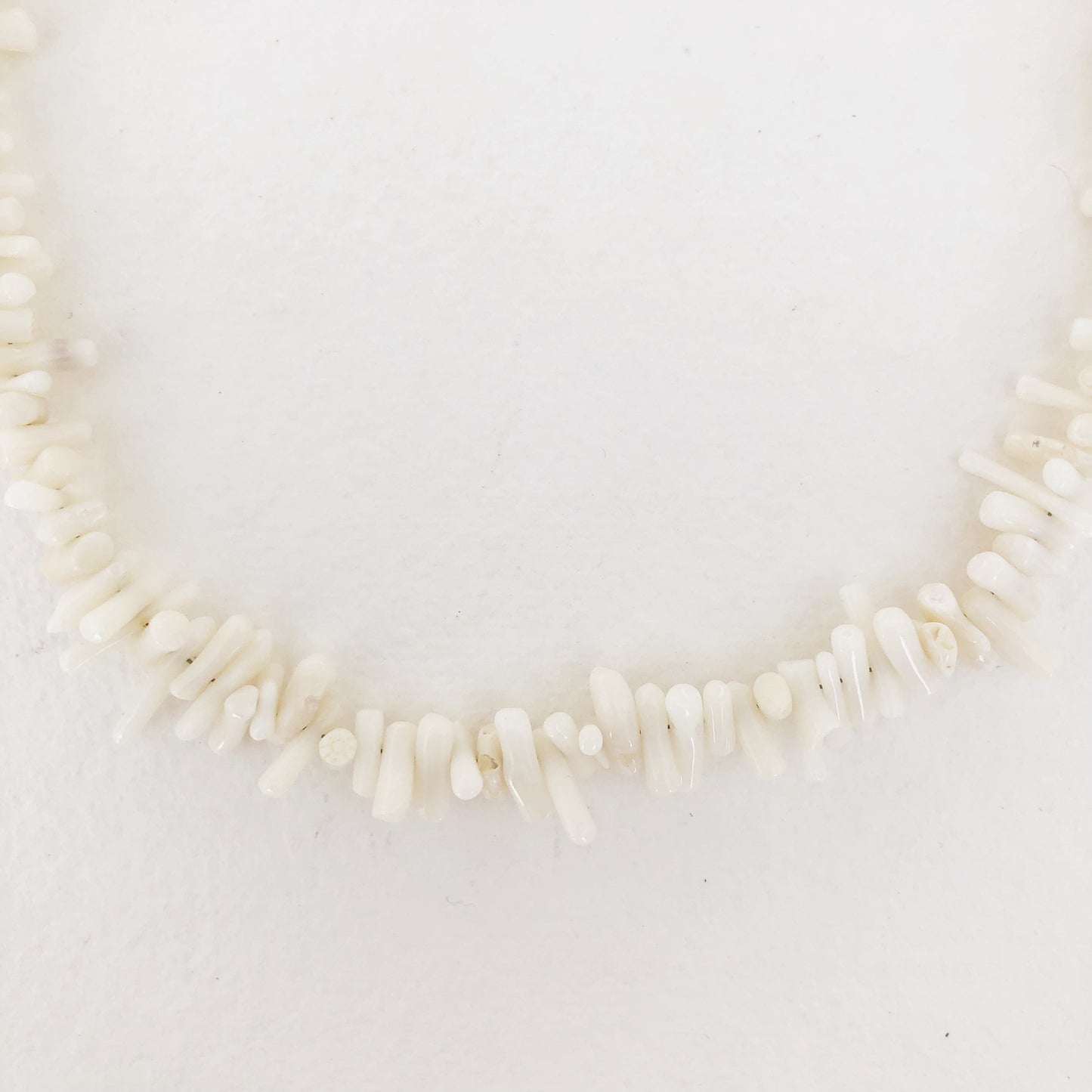 Collar Coral Blanco con Acabados en Plata