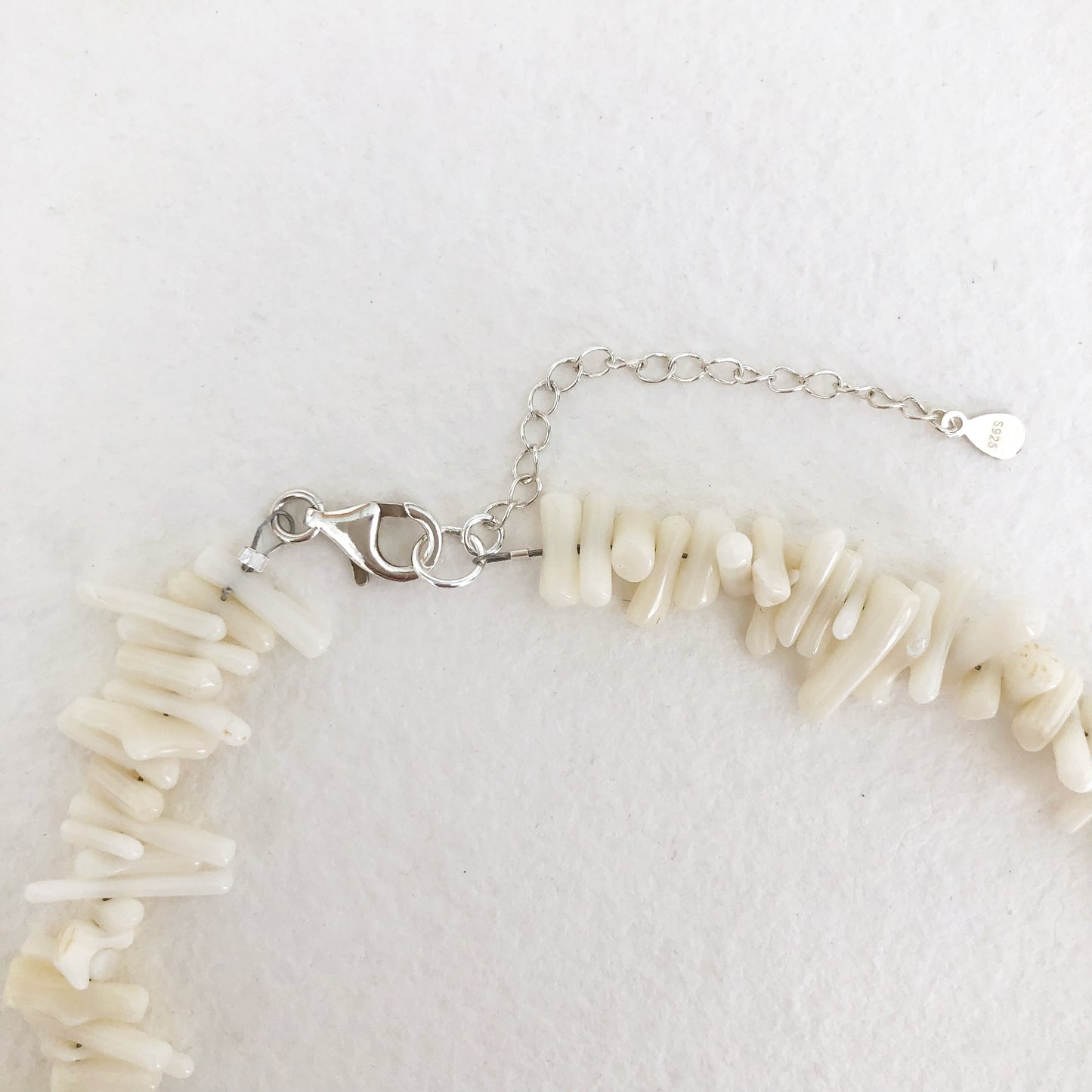 Collar Coral Blanco con Acabados en Plata