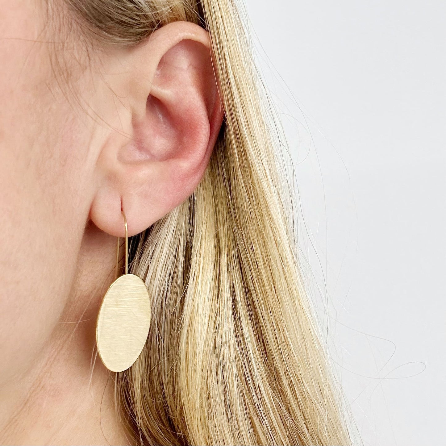 Pendientes Ovalo Colgante Largo con Baño de Oro Mate