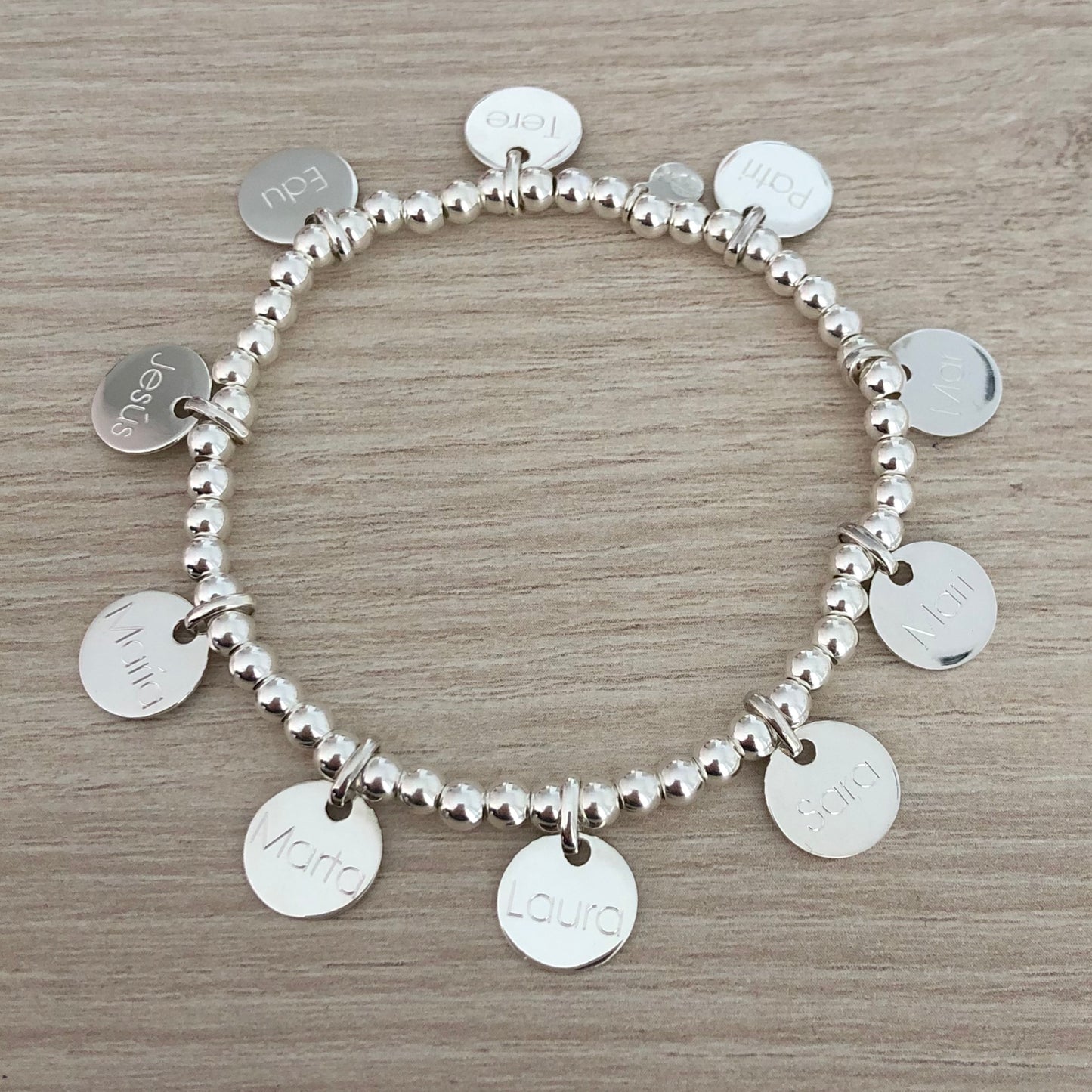 Pulsera Personalizada con Bolitas de Plata con diez medallas pequeñas