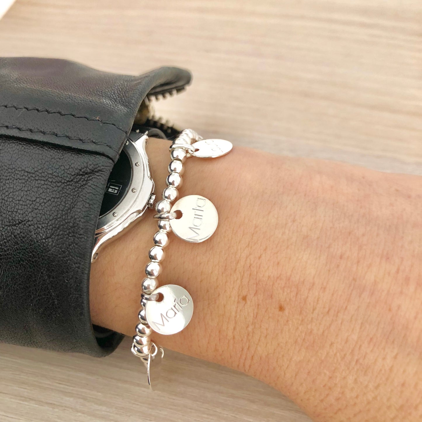 Pulsera Personalizada con Bolitas de Plata con tres medallas pequeñas
