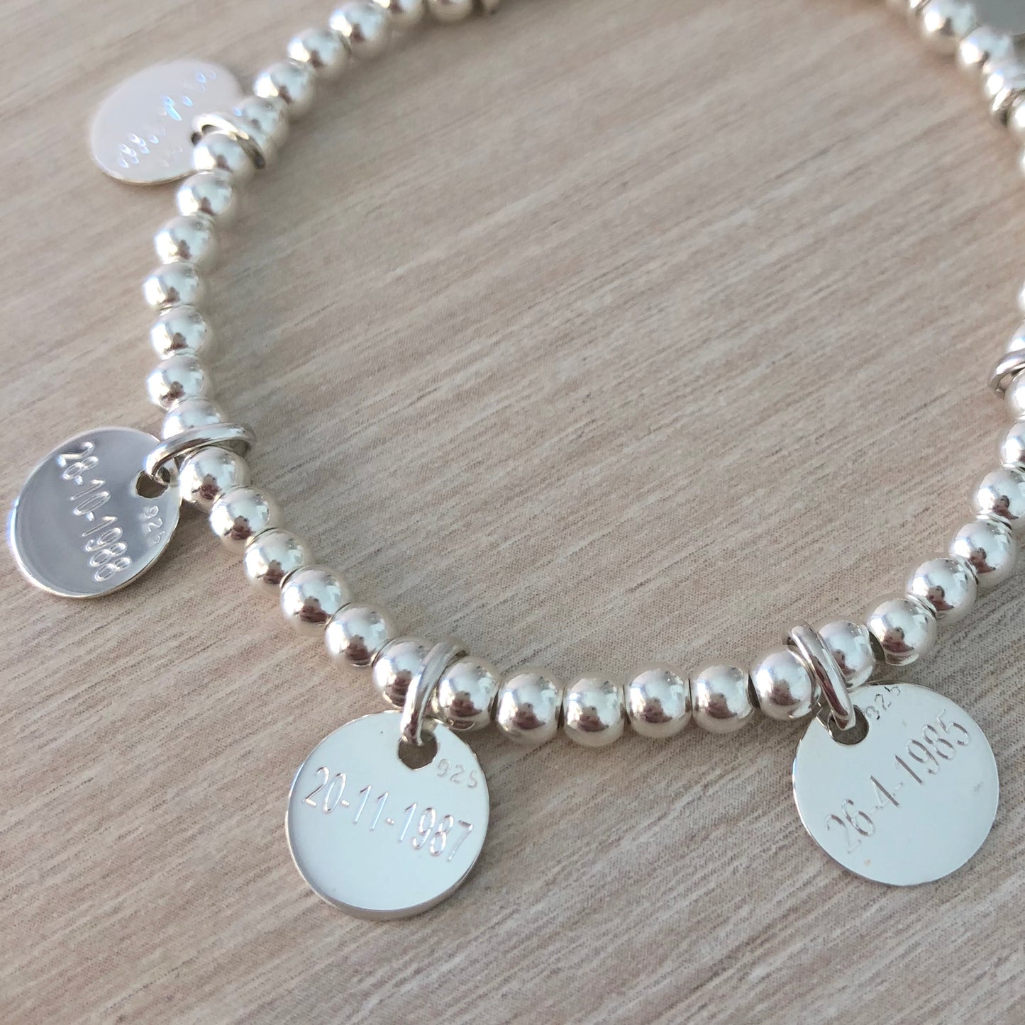 Pulsera Personalizada con Bolitas de Plata con tres medallas pequeñas