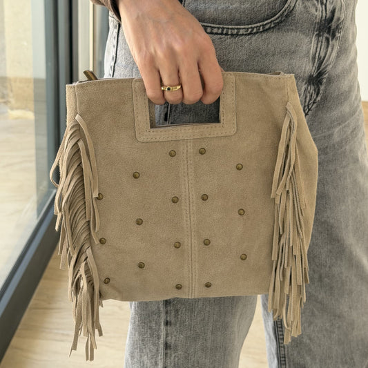 Bolso Cuadrado Serraje Beige con Flecos y Tachuelas