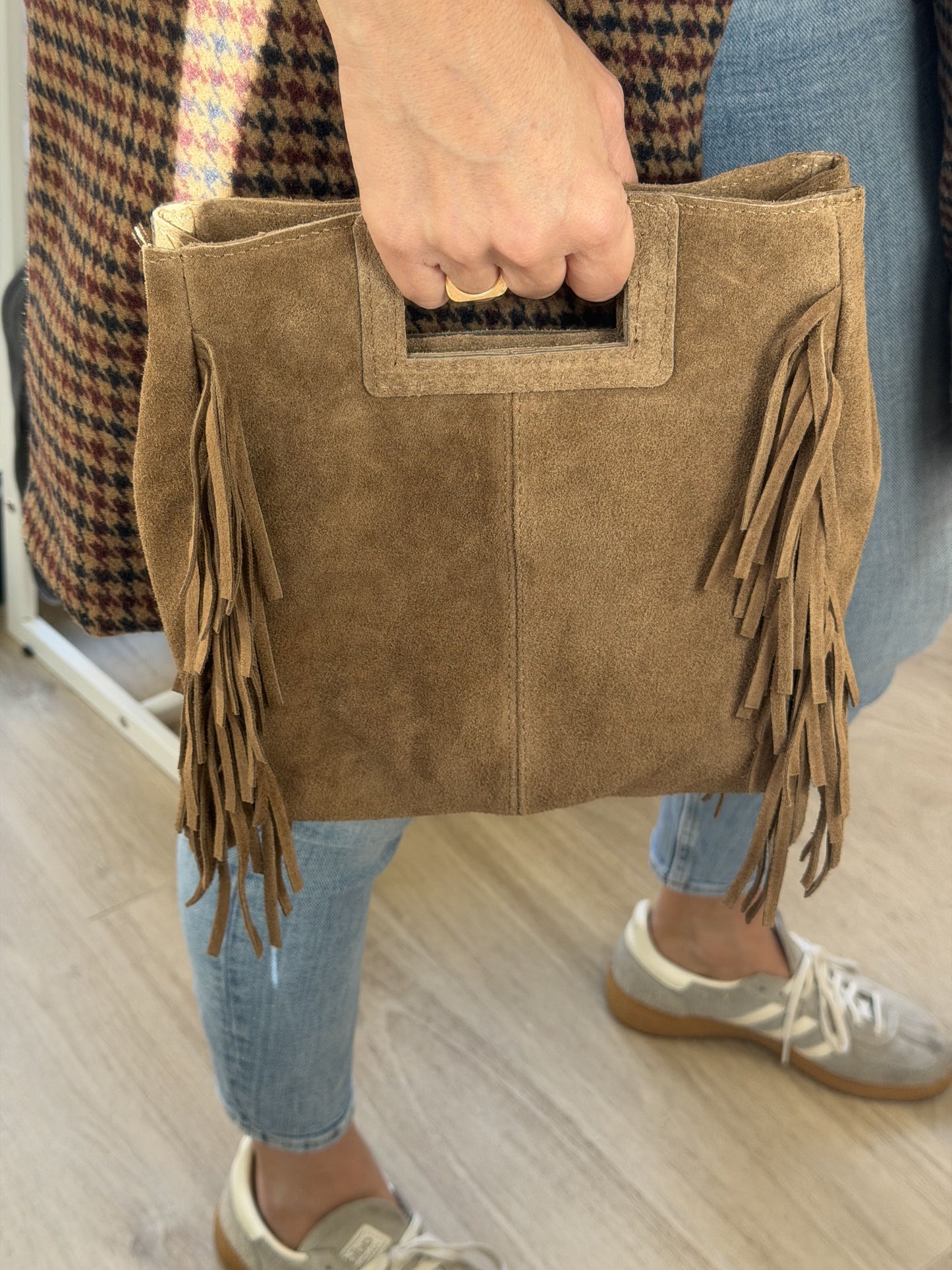 Bolso Cuadrado Serraje Topo con Flecos