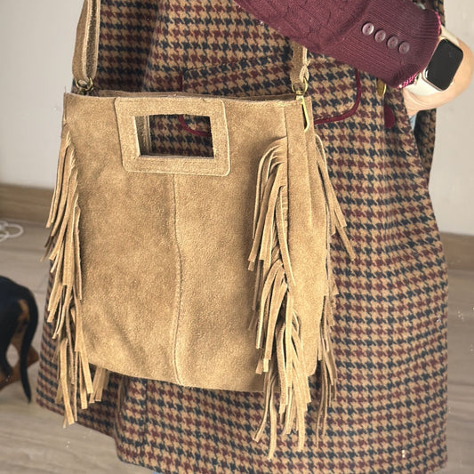 Bolso Cuadrado Serraje Topo con Flecos