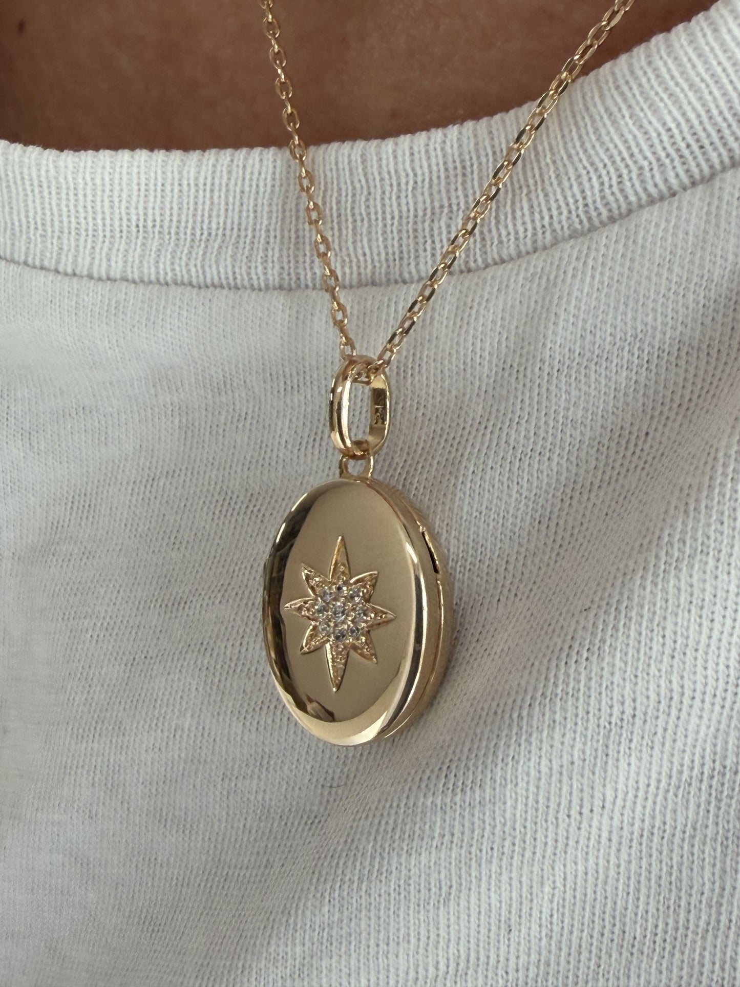 Collar Medallón Relicario con Circonitas con Baño de Oro