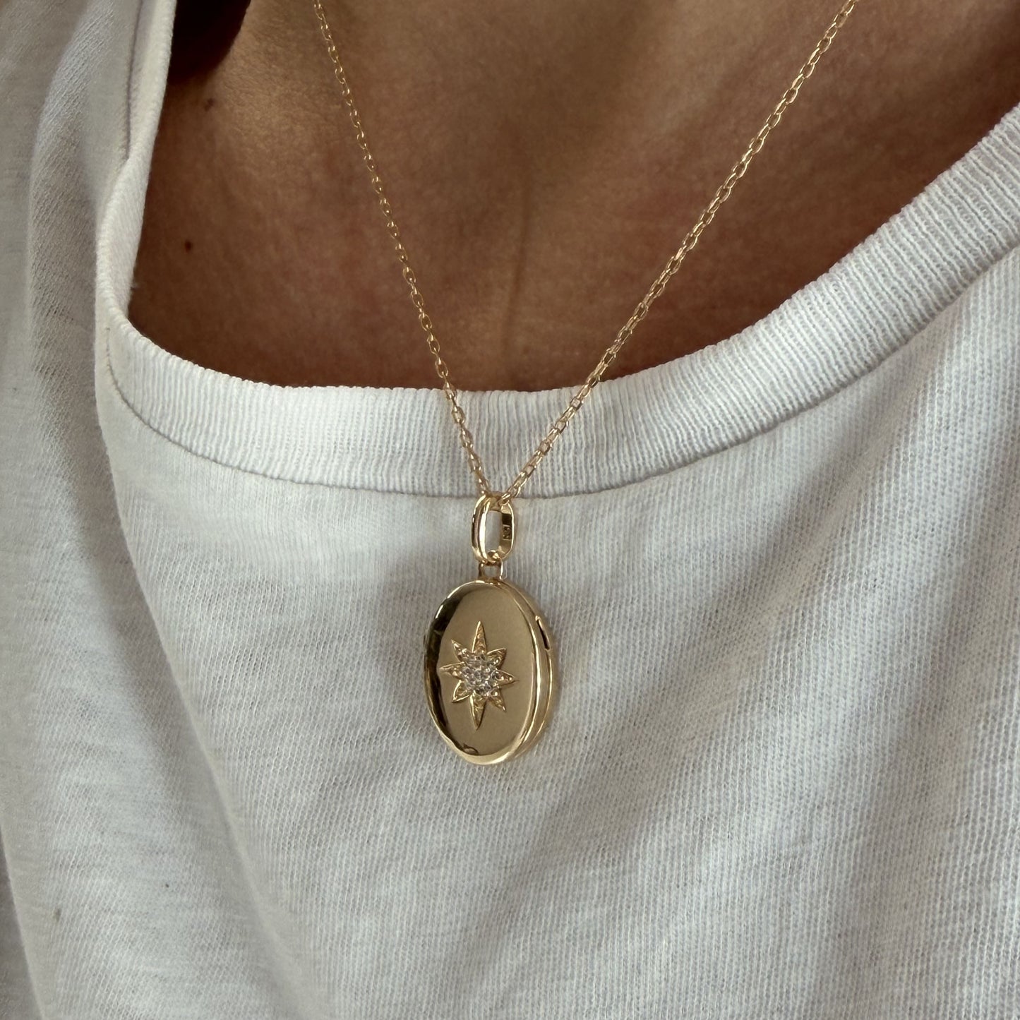 Collar Medallón Relicario con Circonitas con Baño de Oro