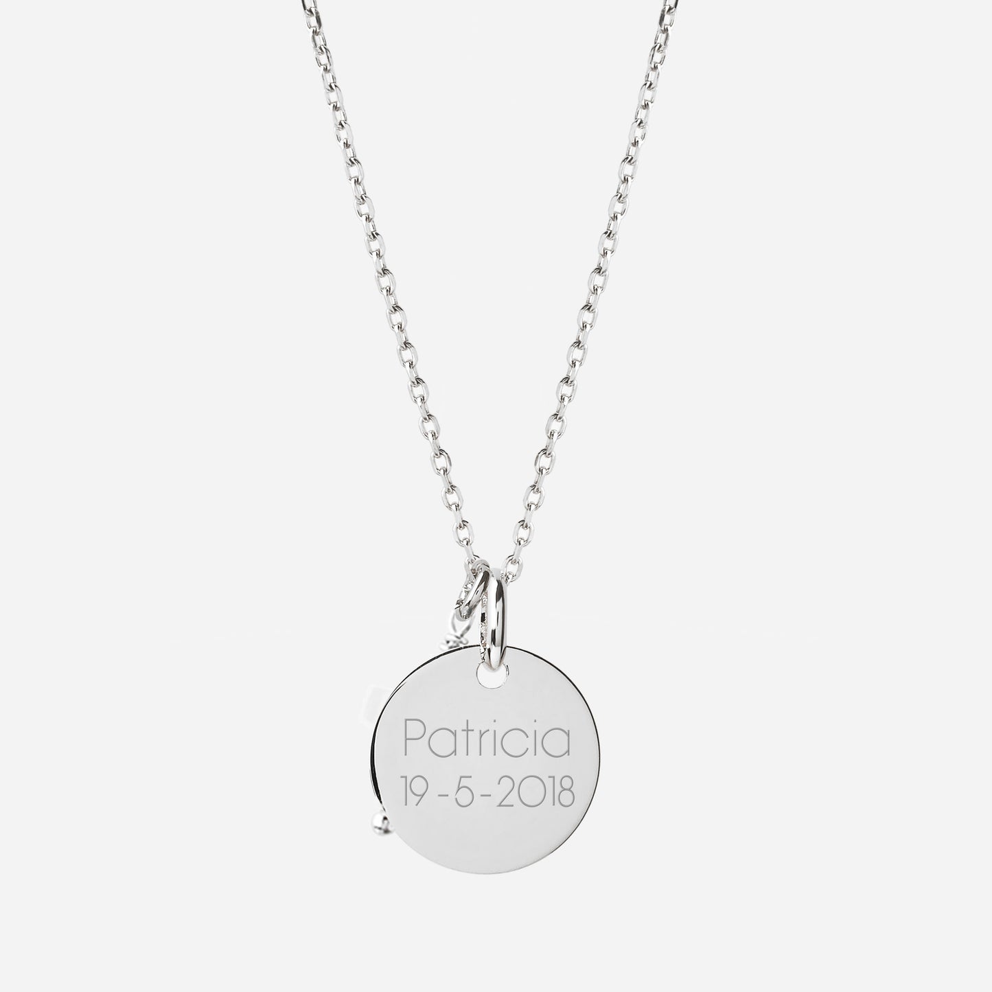 Collar con Medalla de Plata con Virgen Niña y Cruz de Nácar personalizable