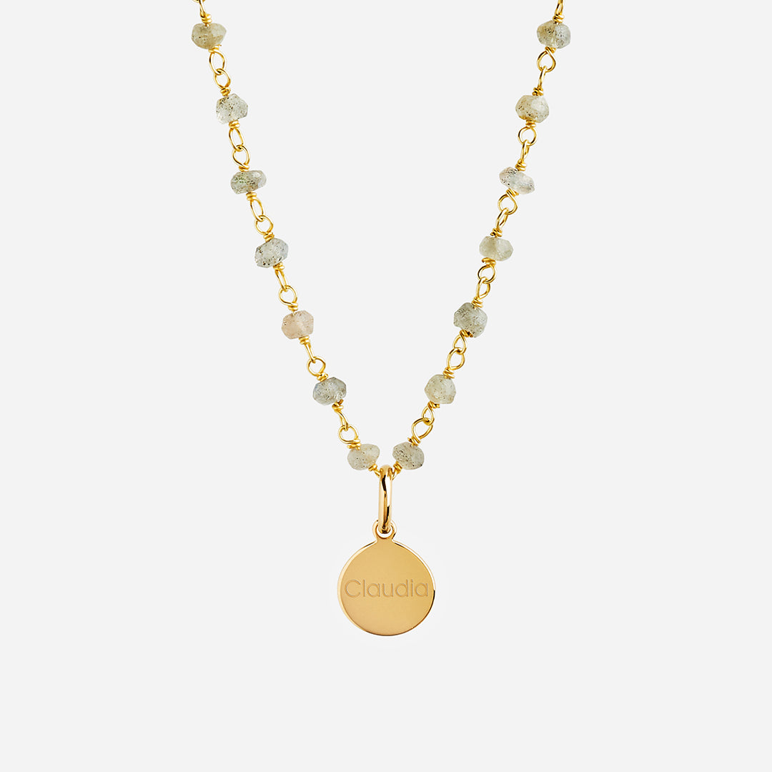 Collar Personalizado con Cadena de Piedras Semipreciosas Gris y Medalla con Inicial de Plata con Baño de Oro