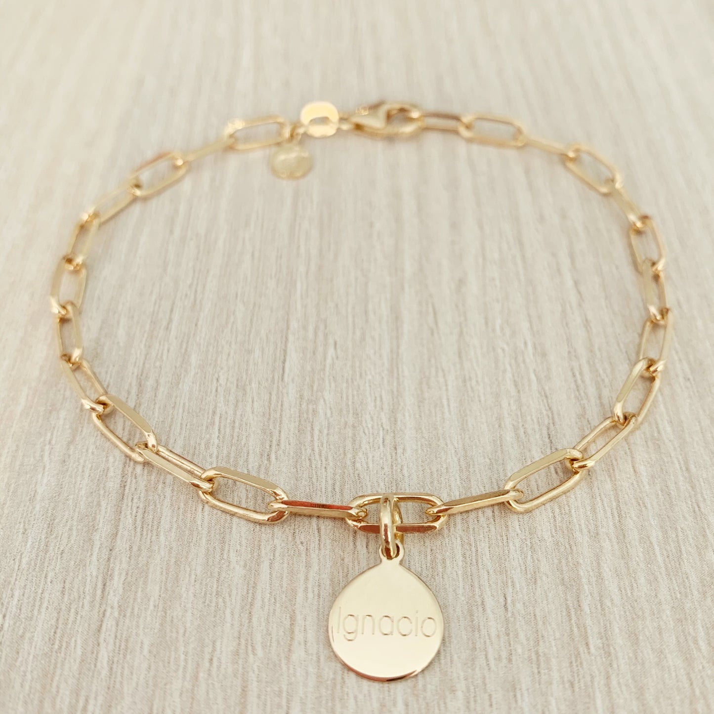 Pulsera Personalizada con Cadena Alargada con Baño de oro y una medalla