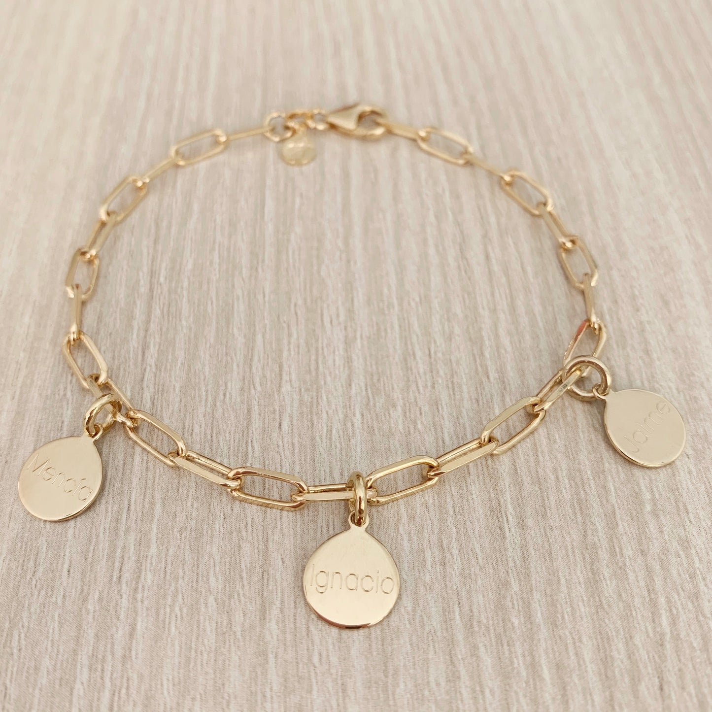 Pulsera Personalizada con Cadena Alargada con Baño de oro y tres medallas