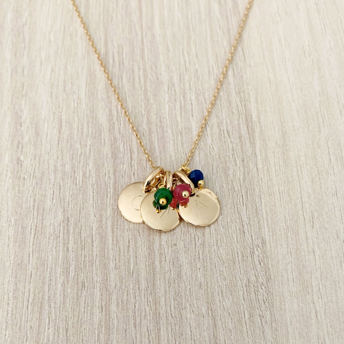 Collar Personalizado con 3 Medallas Pequeñas con Baño de Oro Y Piedras