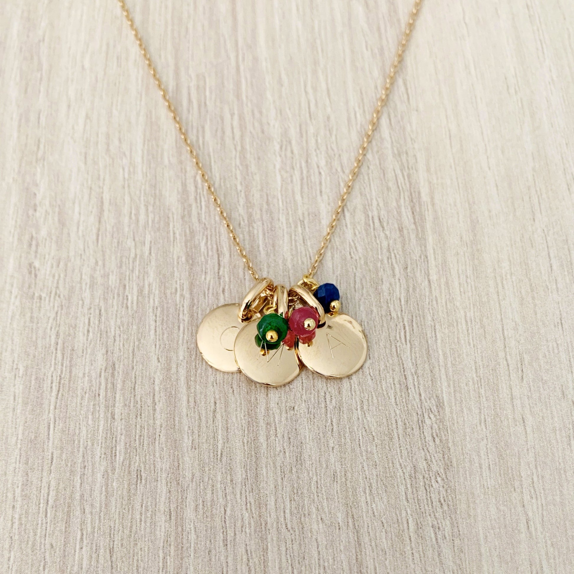 Collar Personalizado con 3 Medallas Pequeñas con Baño de Oro Y Piedras