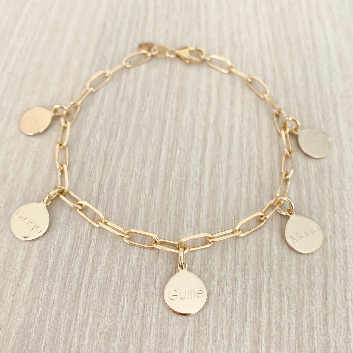 Pulsera Personalizada con Cadena Alargada con Baño de oro y cinco medallas