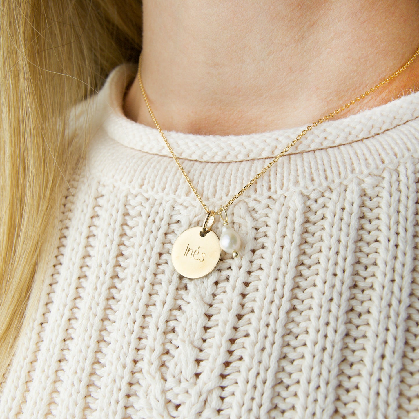 Collar Personalizado con Medalla Mediana con Baño de Oro y Perla Pera