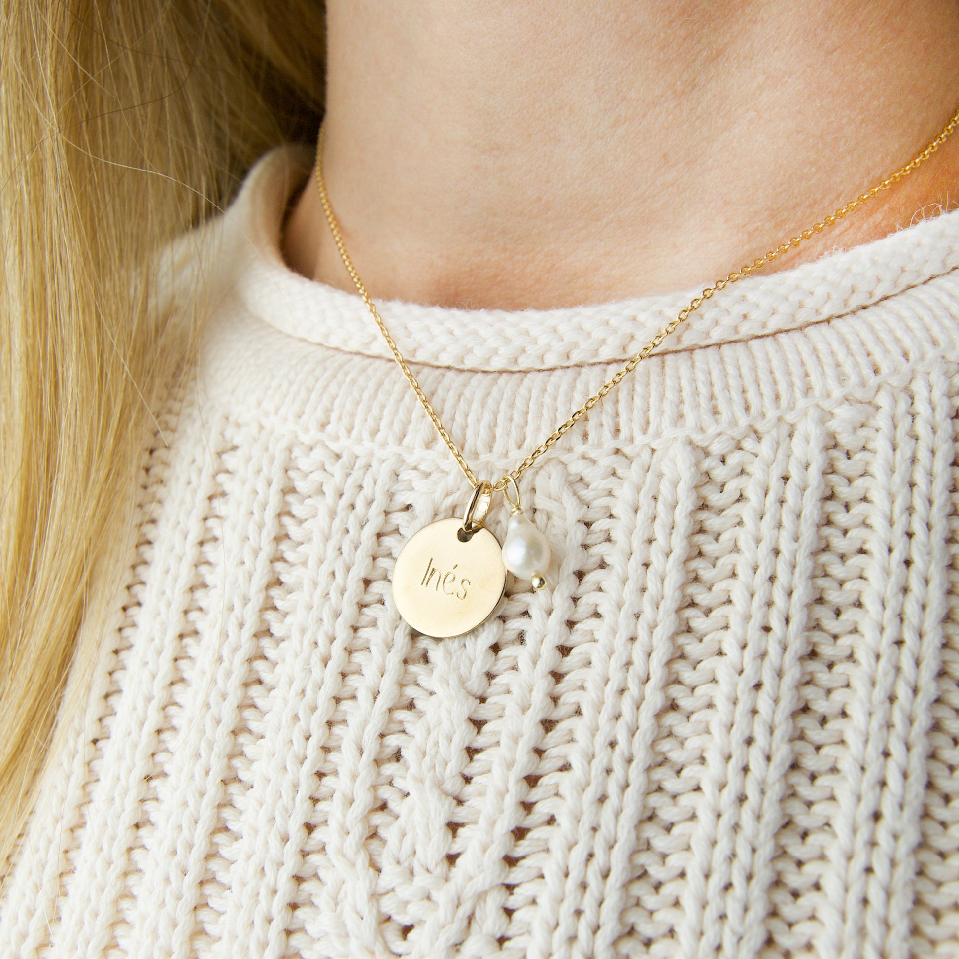 Collar Personalizado con Medalla Mediana con Baño de Oro y Perla Pera