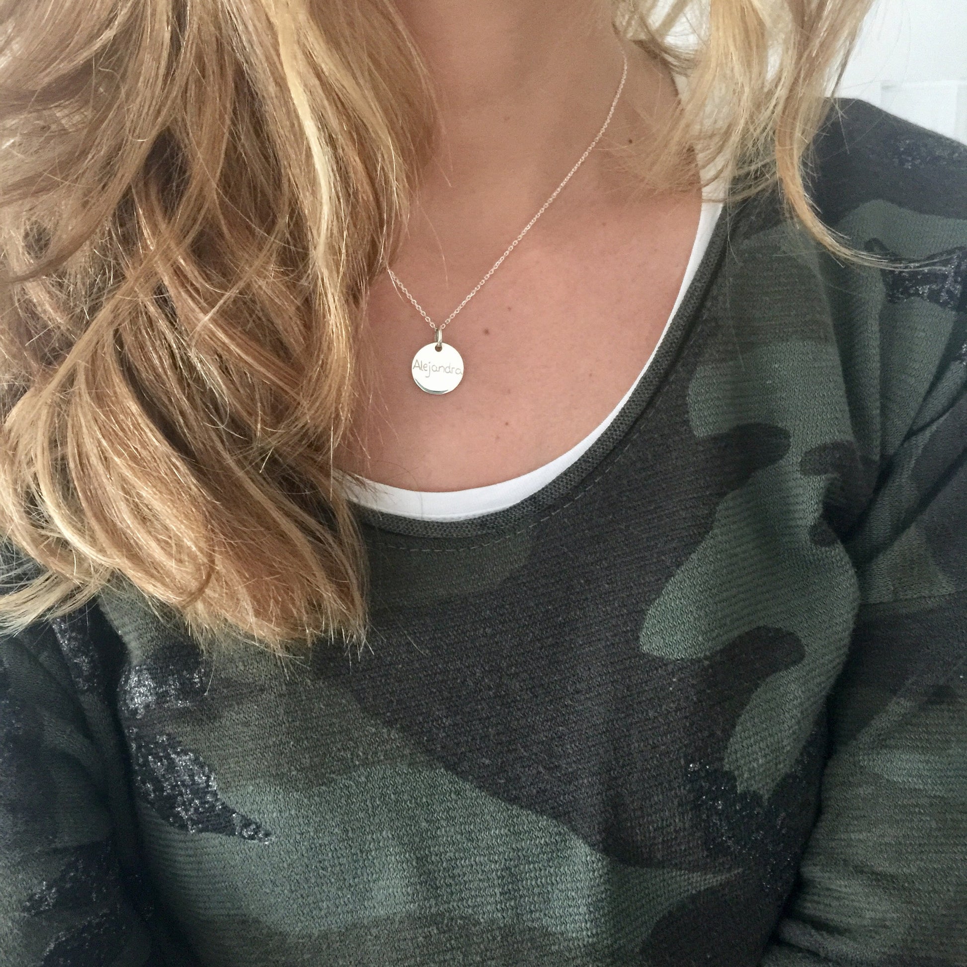 Collar de plata personalizado con nombre grabado en medalla_modelo