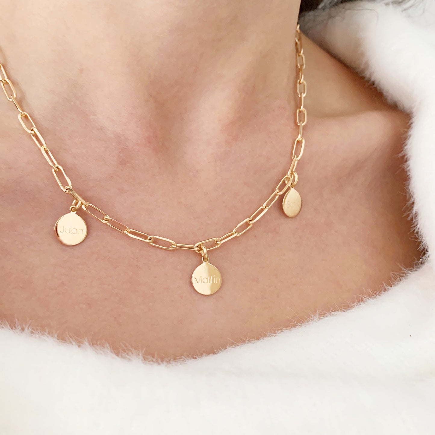 Collar Personalizado con Cadena Alargada con Baño de oro y tres medallas