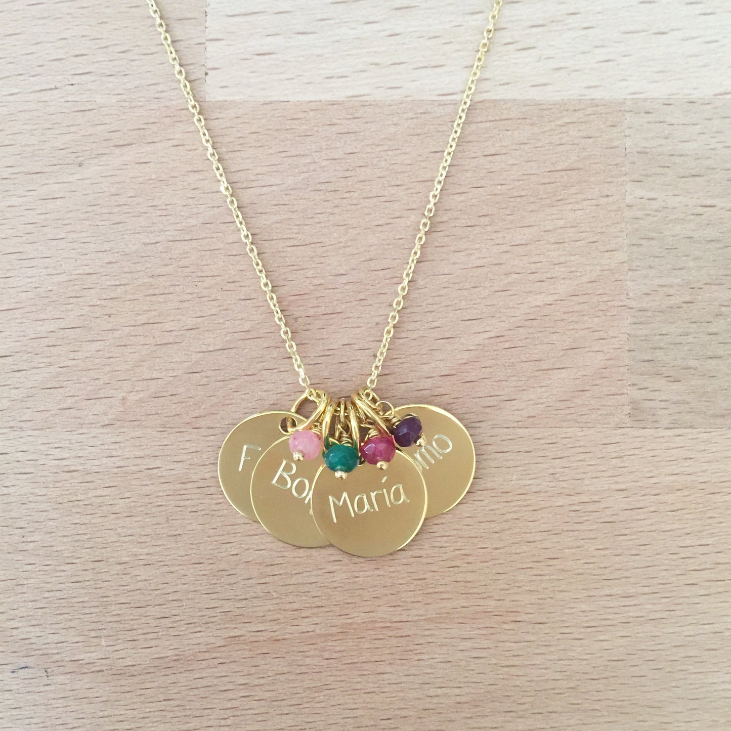 Collar Personalizado con cuatro Medallas Medianas con baño de Oro grabadas y Piedras