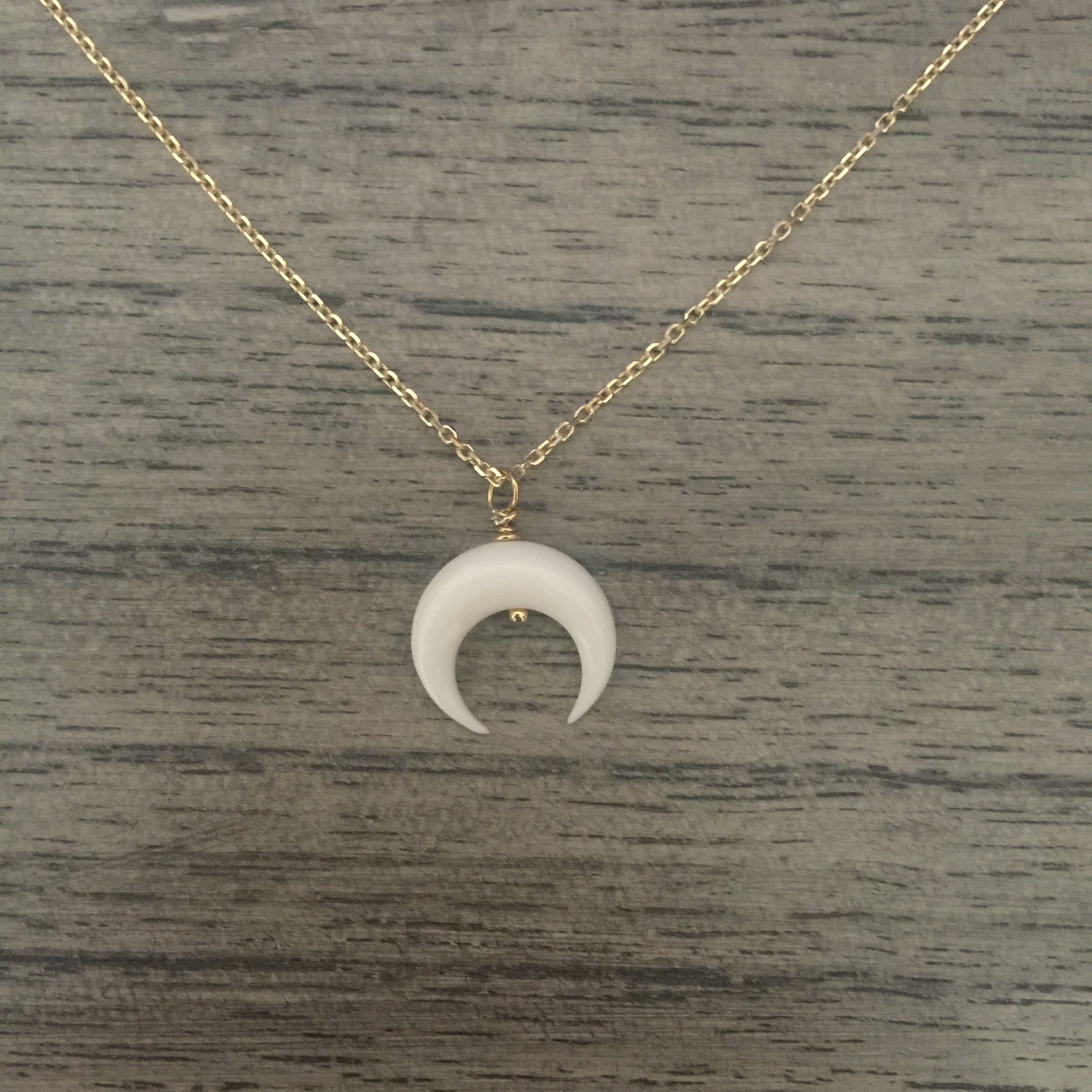 Collar Cuerno pequeño invertido de Plata con Baño de Oro y Hueso tallado a mano