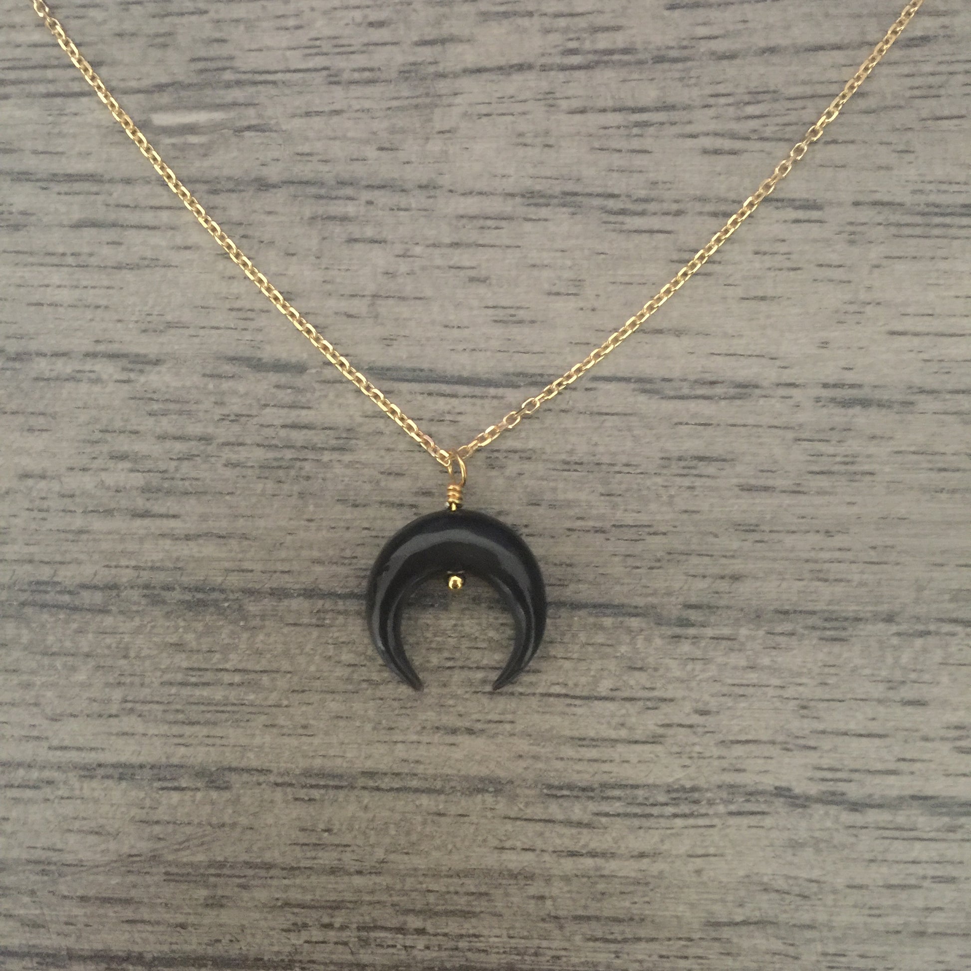 Collar Cuerno pequeño negro invertido de Plata con Baño de Oro y Hueso tallado a mano