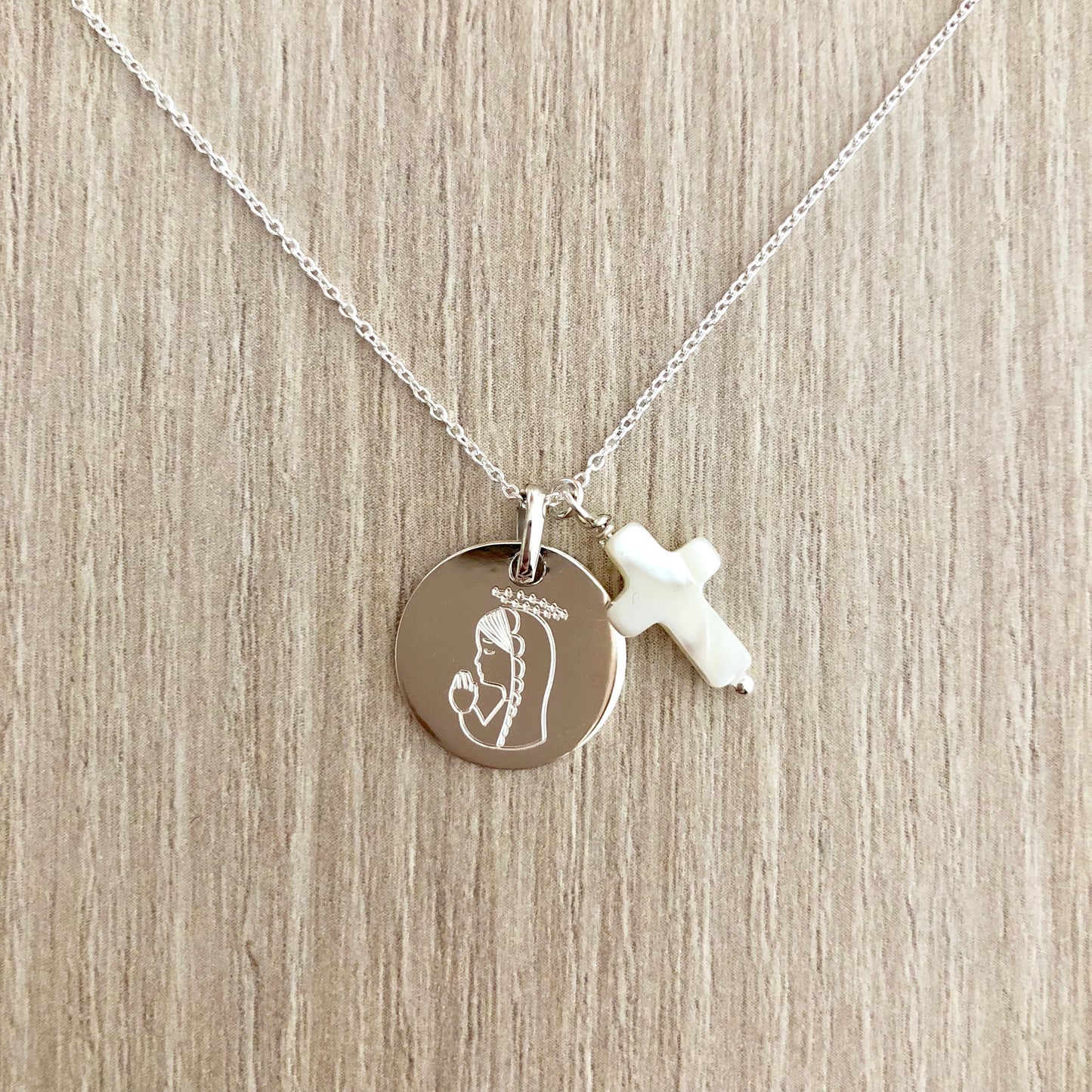 Collar con Medalla de Plata con Virgen Niña y Cruz de Nácar