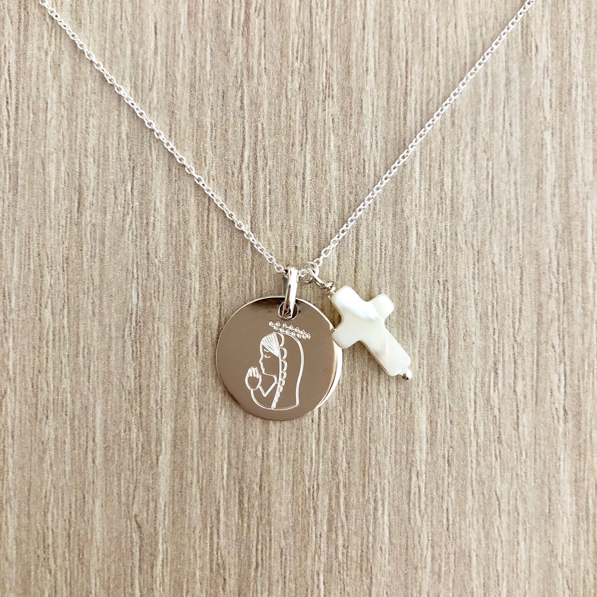Collar con Medalla de Plata con Virgen Niña y Cruz de Nácar