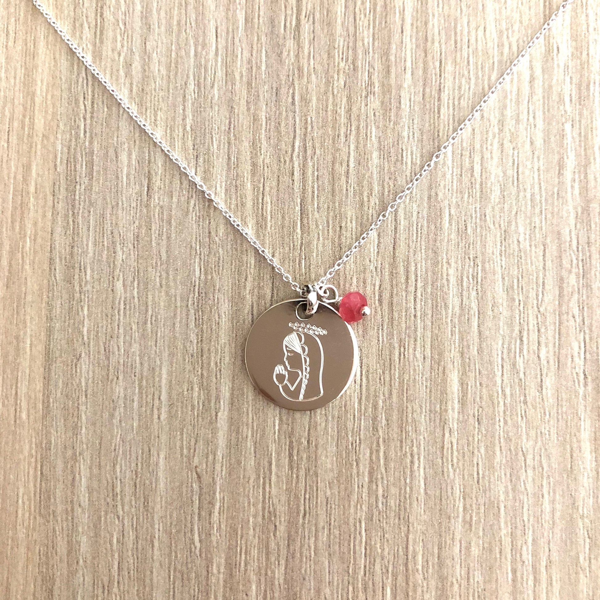 Collar con Medalla de Plata con Virgen Niña y fecha grabada 2