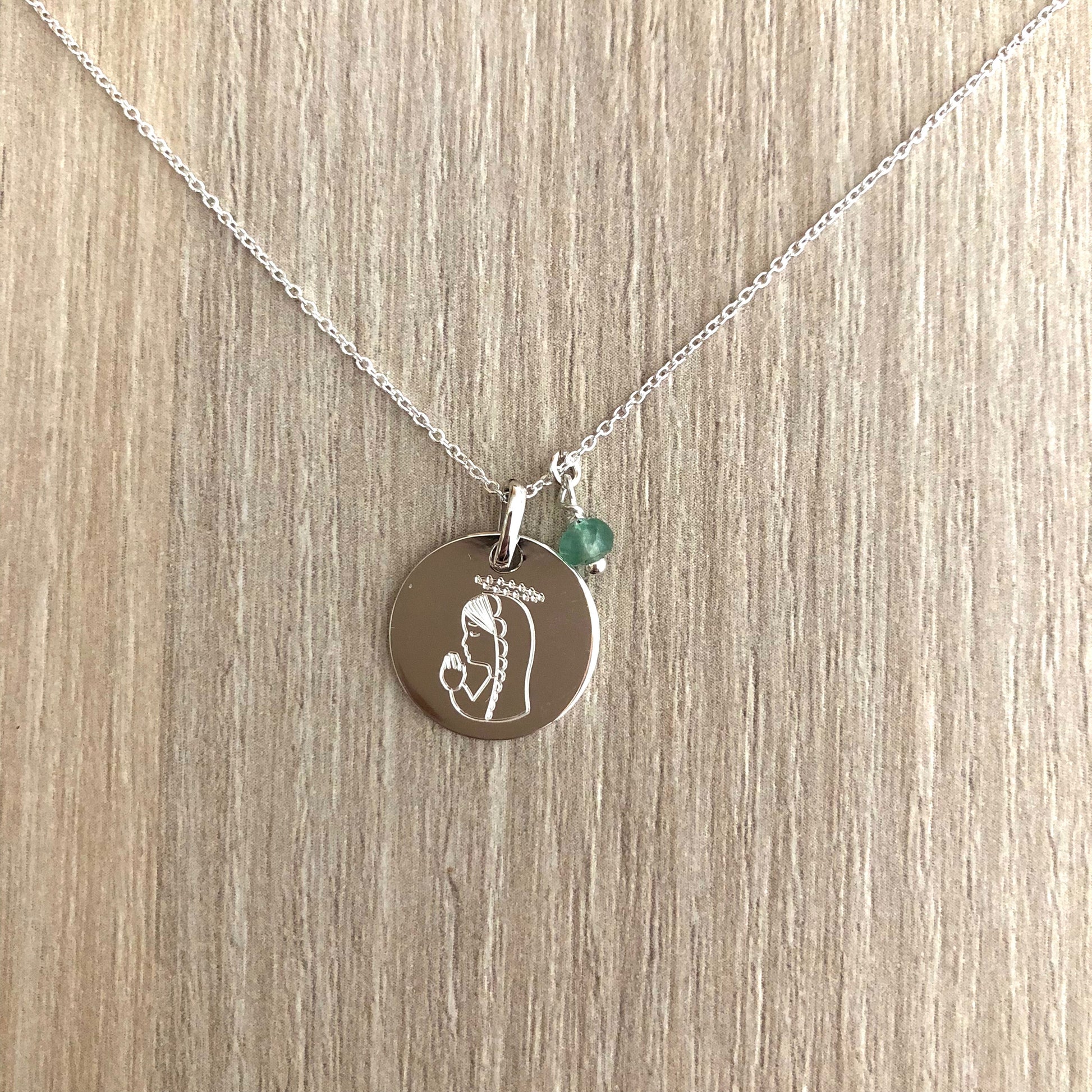 Collar con Medalla de Plata con Virgen Niña y fecha grabada