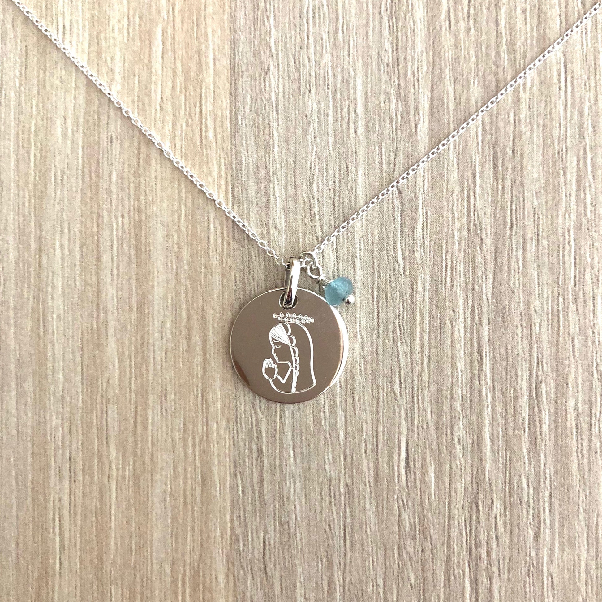 Collar con Medalla de Plata con Virgen Niña y fecha grabada 3