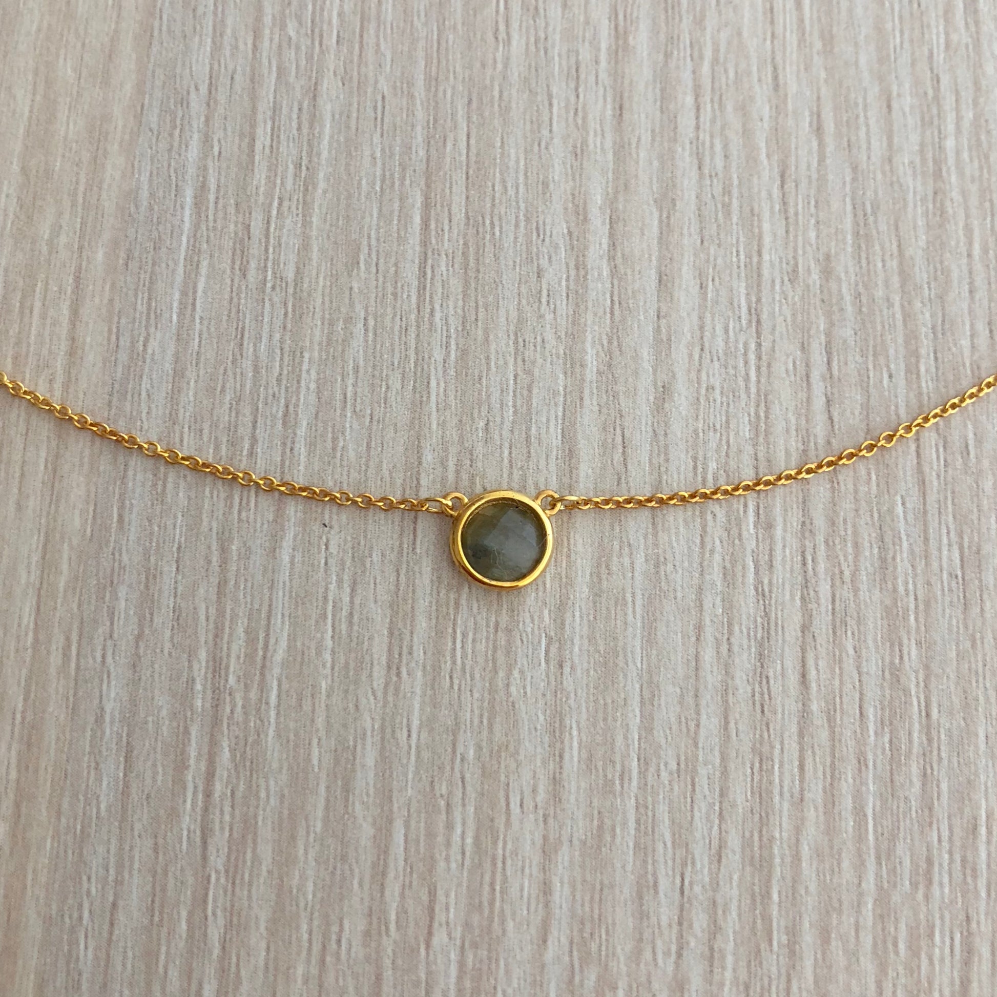 Collar de Plata con Baño de Oro y Piedra Semipreciosa Gris