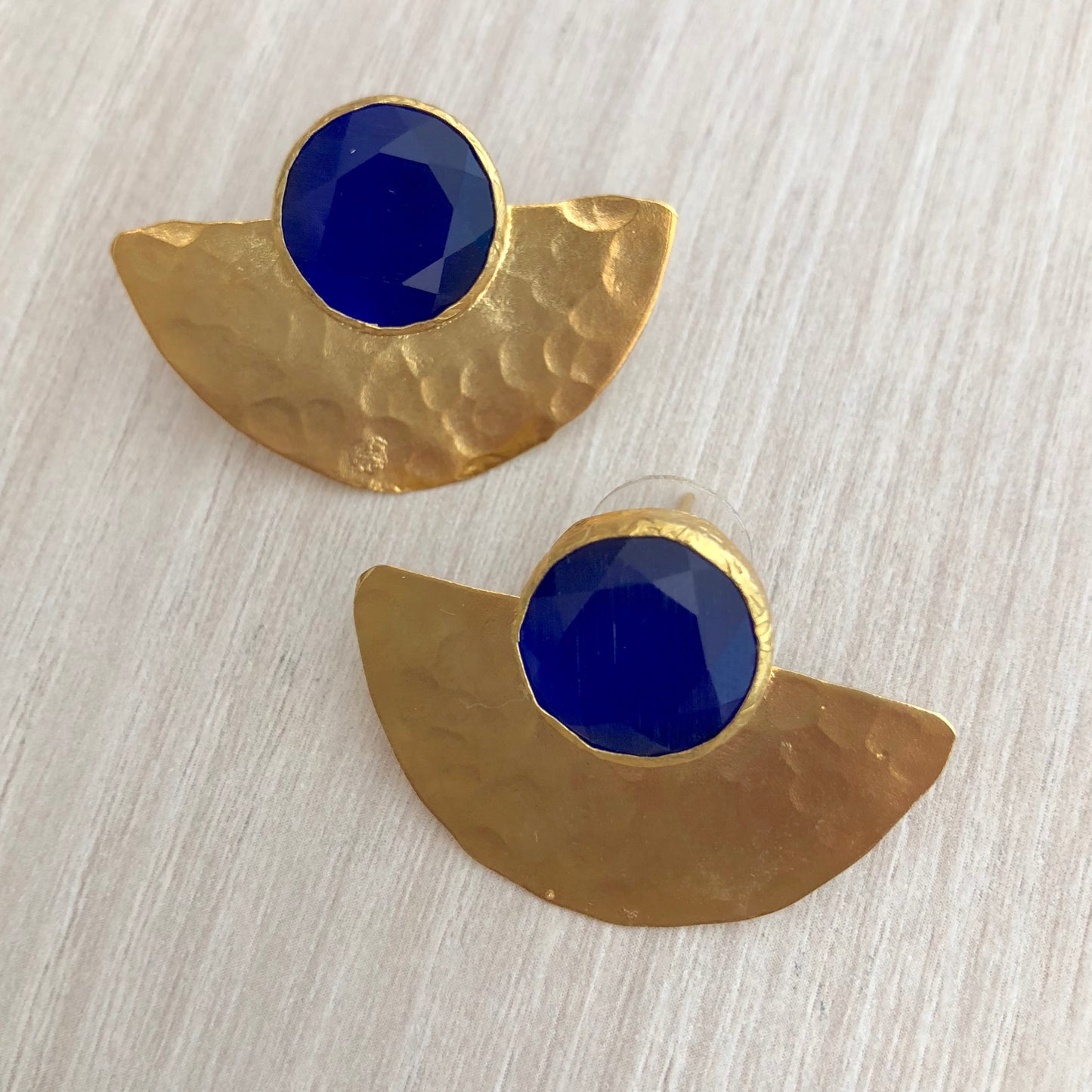 Pendientes Piedra Azul y Semicírculo con Baño de Oro