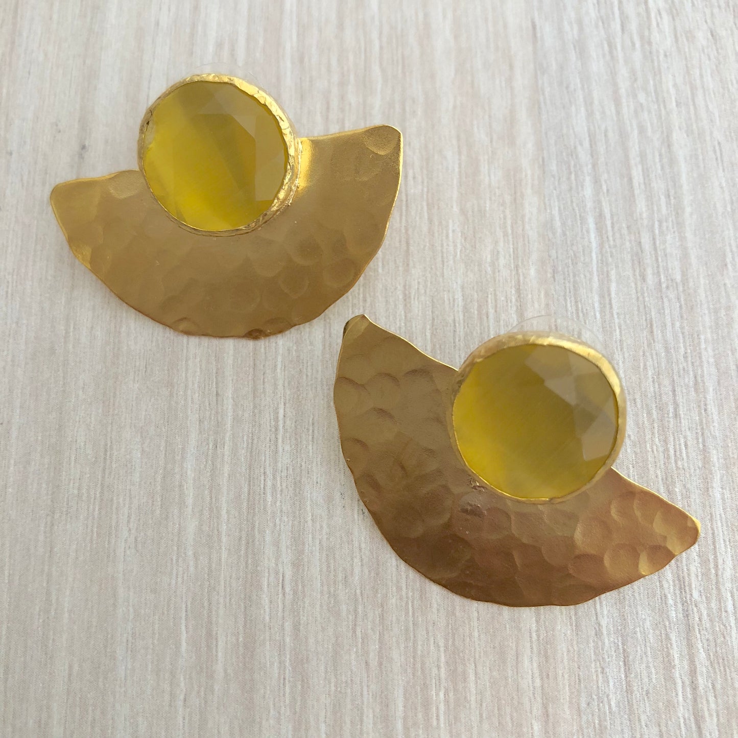 Pendientes Piedra Amarilla y Semicírculo con Baño de Oro