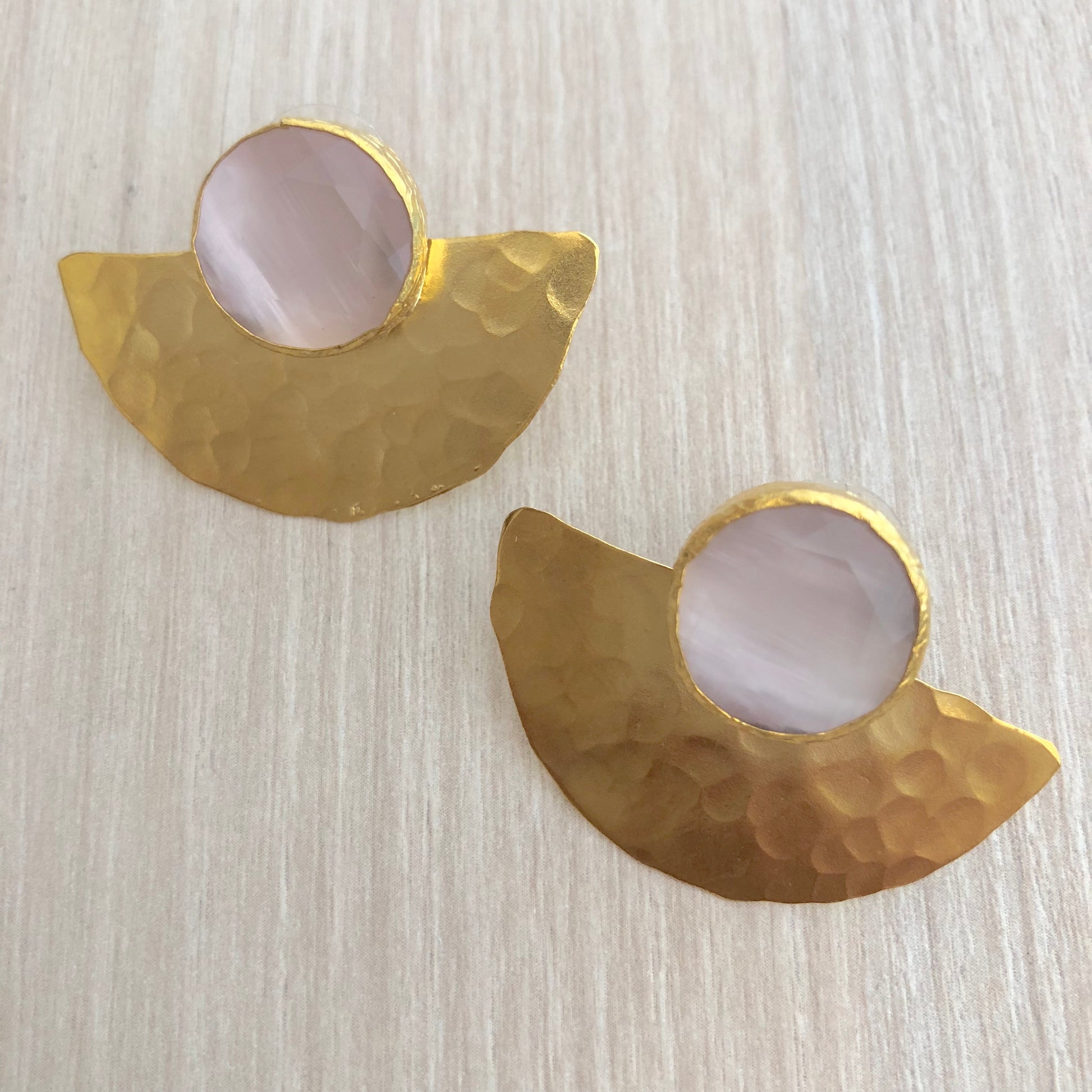 Pendientes Piedra Rosa Palo y Semicírculo con Baño de Oro