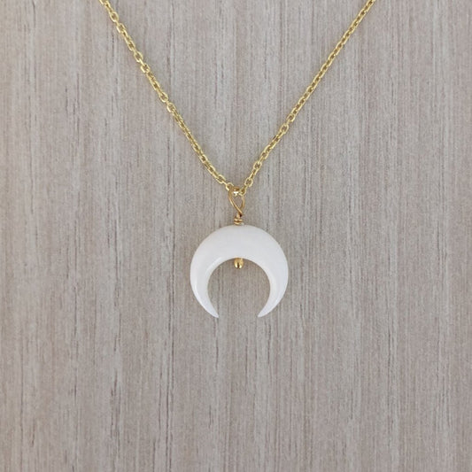 Collar Cuerno pequeño invertido de Plata con Baño de Oro y Hueso tallado a mano