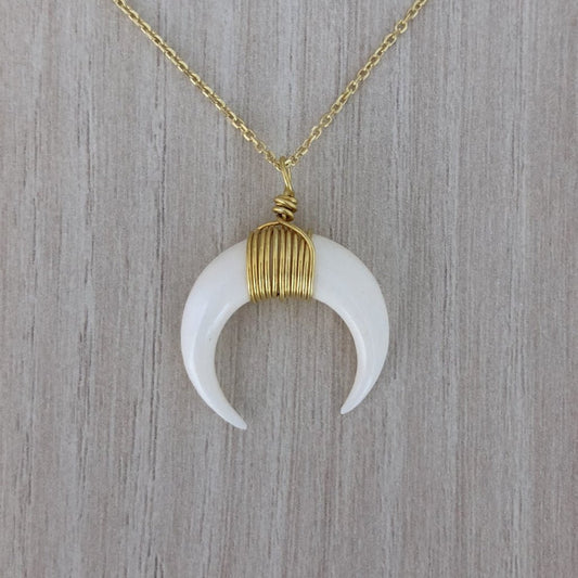 Collar Cuerno Grande invertido de Plata con Baño de Oro y Hueso tallado a mano