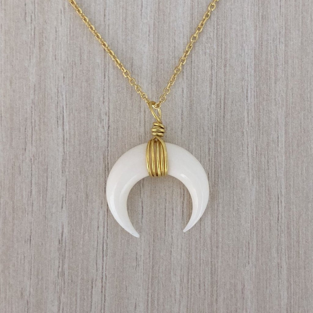 Collar Cuerno Mediano invertido de Plata con Baño de Oro y Hueso tallado a mano